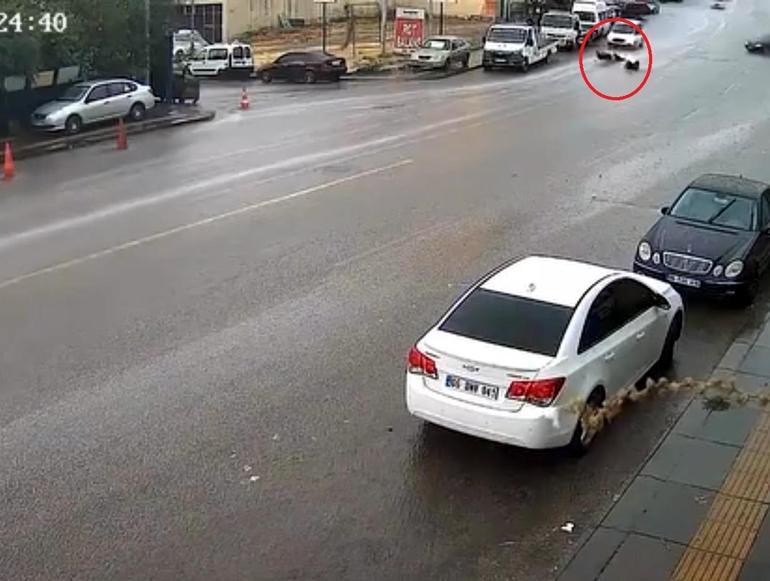 Ankarada sağanak etkili oldu; yollar göle döndü