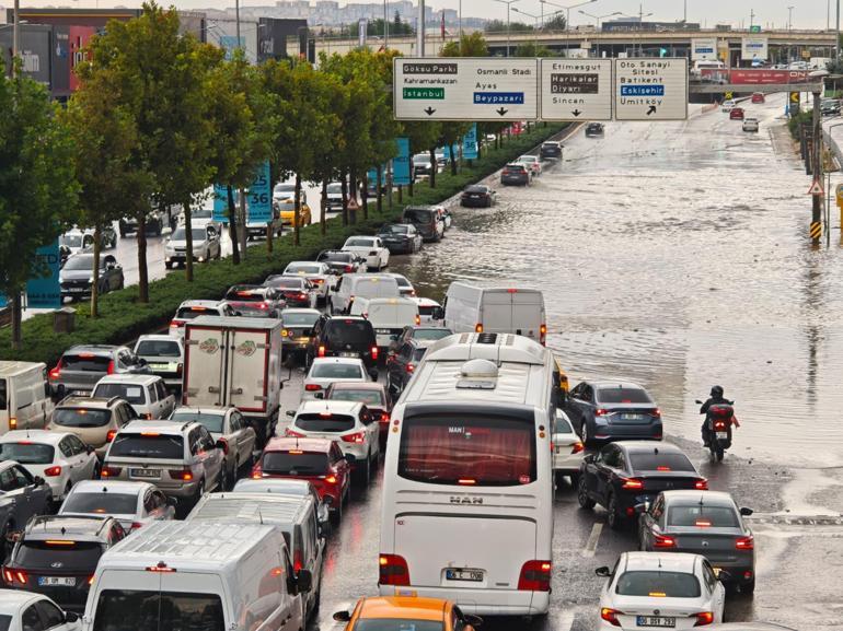 Ankarada sağanak etkili oldu; yollar göle döndü
