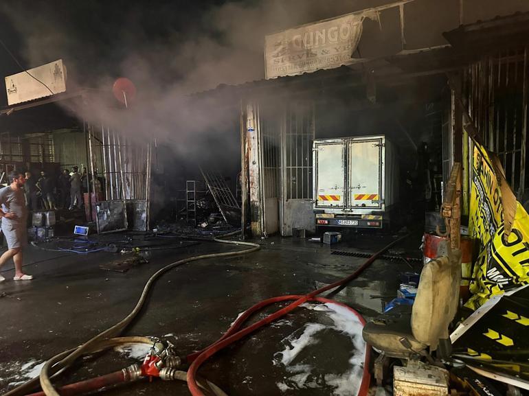 Sanayi sitesindeki yangında 8 iş yeri ve 3 araç kullanılamaz hale geldi