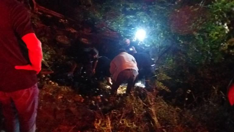 Kocaelide şarampole yuvarlanan meyve yüklü kamyonun şoförü ağır yaralandı