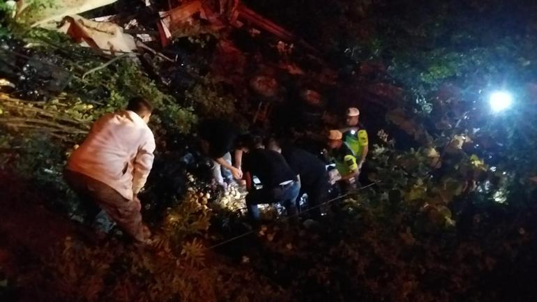 Kocaelide şarampole yuvarlanan meyve yüklü kamyonun şoförü ağır yaralandı