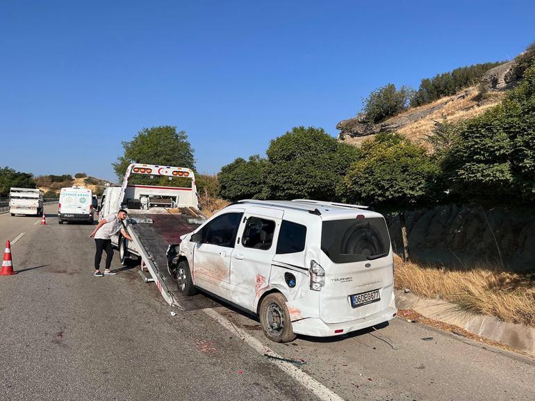 Patlayan lastiği değiştirirken kamyonet çarptı; evli çift öldü, çocukları yaralandı