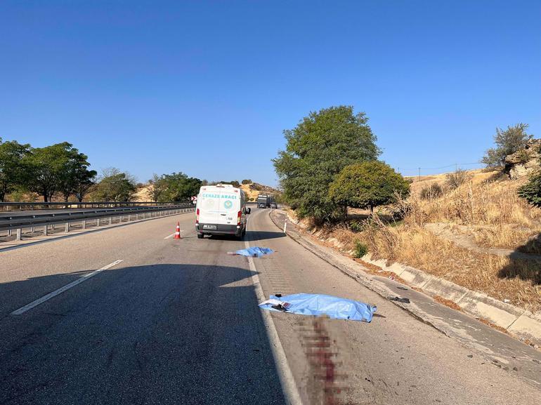 Patlayan lastiği değiştirirken kamyonet çarptı; evli çift öldü, çocukları yaralandı