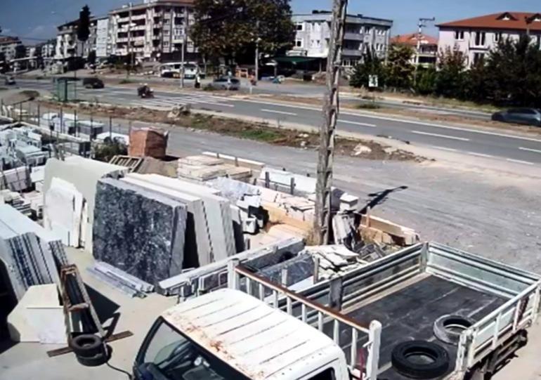 Otomobil, elektrikli motosiklete çarptı; anne öldü, kızı ağır yaralandı