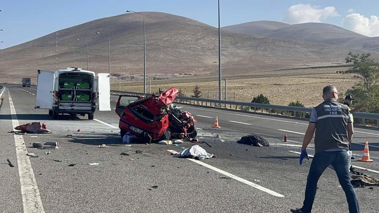 Otomobil, TIRa arkadan çarptı: 2 ölü, 3 yaralı