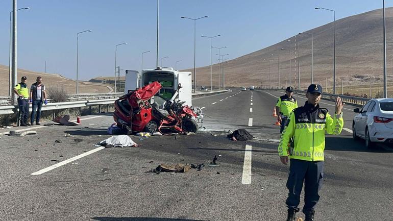 Otomobil, TIRa arkadan çarptı: 2 ölü, 3 yaralı
