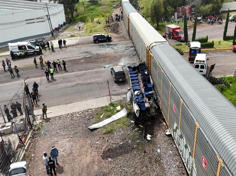 Meksika’da tren, yolcu otobüsüne çarptı: 10 ölü, 61 yaralı