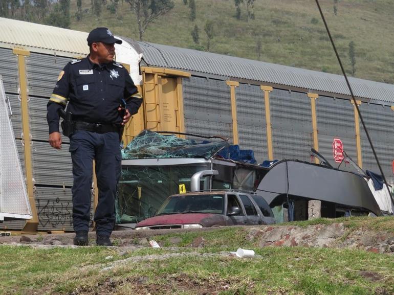 Meksika’da tren, yolcu otobüsüne çarptı: 10 ölü, 61 yaralı
