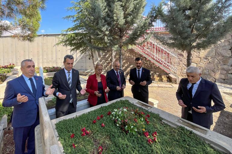 CHPli Yücel ve Adem, eski genel başkanların kabrini ziyaret etti