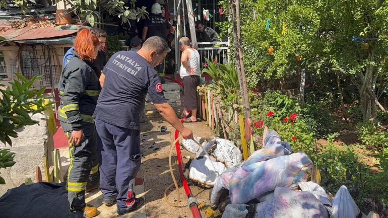 Çöp yakıldığını sandı, evinin yandığını görünce panikle itfaiyeyi aradı