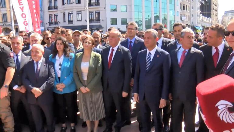 CHP Genel Başkanı Özgür Özel Taksim Cumhuriyet Anıtı önündeki törene katıldı