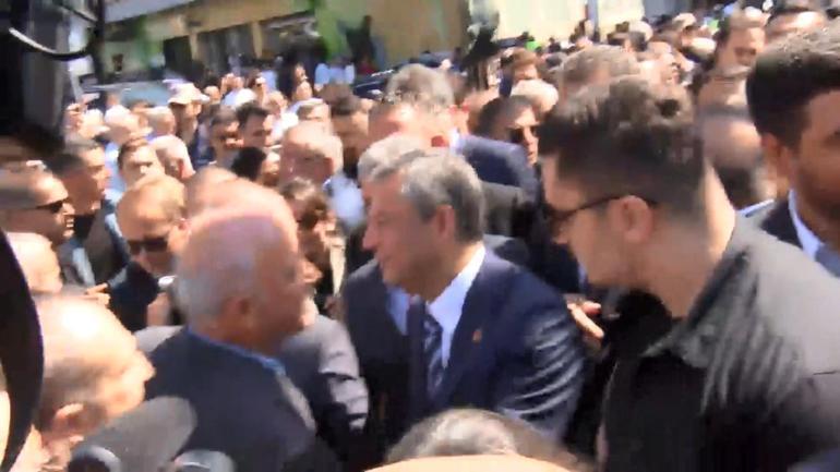 CHP Genel Başkanı Özgür Özel Taksim Cumhuriyet Anıtı önündeki törene katıldı