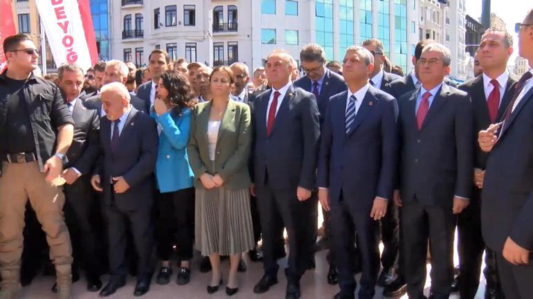 CHP Genel Başkanı Özgür Özel Taksim Cumhuriyet Anıtı önündeki törene katıldı