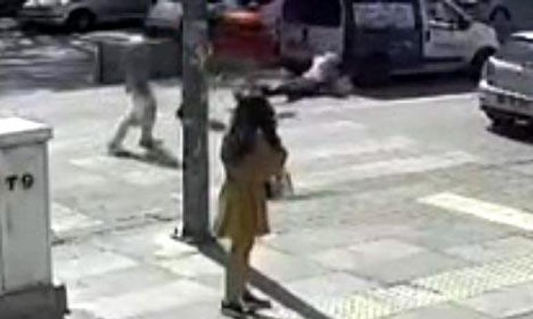 Yol verme kavgasında darbedilen kadın yaralandı; o anlar kamerada