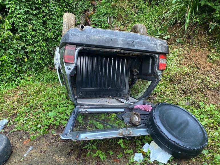 Rize’de freni boşalan otomobil, yamaca çarpıp takla attı: 3 yaralı