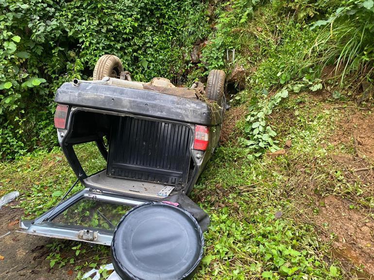 Rize’de freni boşalan otomobil, yamaca çarpıp takla attı: 3 yaralı