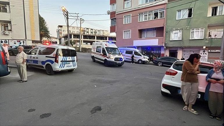 Kötü koku gelen evde anne- kız ölü bulundu; vücutlarında kesici alet yaraları var