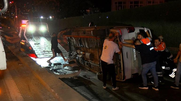 D-100 Karayolunda bariyere çarpan minibüs devrildi