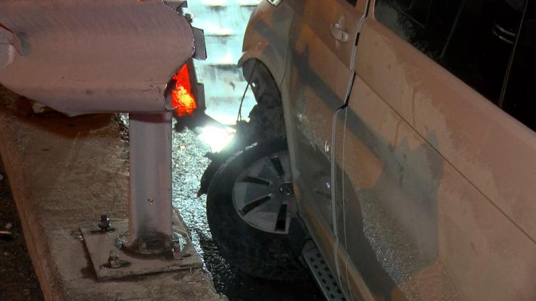 D-100 Karayolunda bariyere çarpan minibüs devrildi