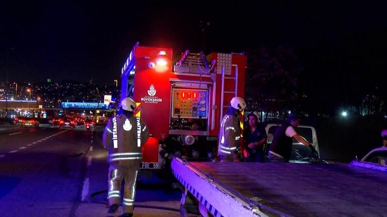 D-100 Karayolunda bariyere çarpan minibüs devrildi