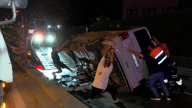 D-100 Karayolunda bariyere çarpan minibüs devrildi