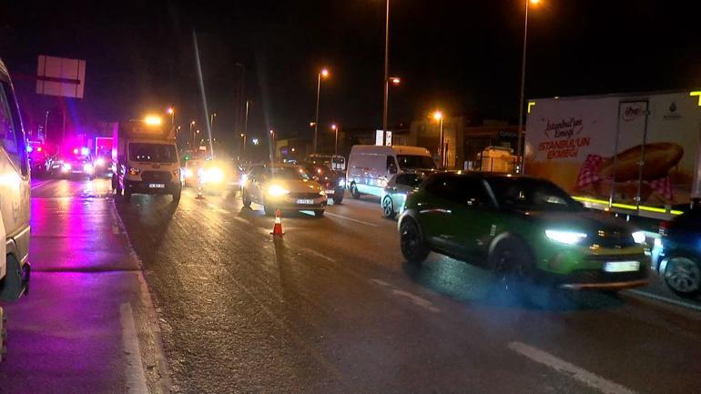 D-100 Karayolunda bariyere çarpan minibüs devrildi