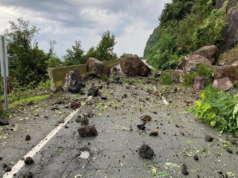 Artvinde heyelan; kapanan Karadeniz Sahil Yolu ulaşıma açıldı
