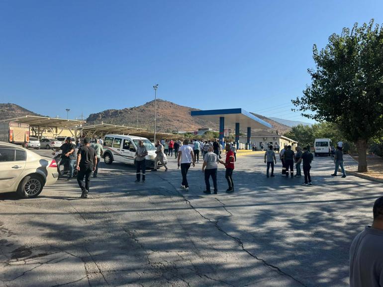 Karşıyakada işçiler, ana şantiye ve temizlik işleri şantiyesinde iş bıraktıklarını duyurdu