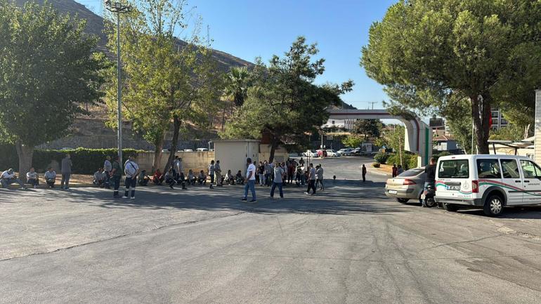 Karşıyakada işçiler, ana şantiye ve temizlik işleri şantiyesinde iş bıraktıklarını duyurdu