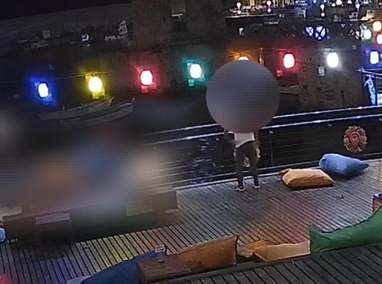 Belediyenin işlettiği kafenin masa ve oturaklarını kırdılar, o anlar kameraya yansıdı