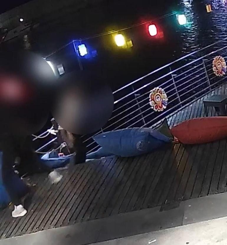 Belediyenin işlettiği kafenin masa ve oturaklarını kırdılar, o anlar kameraya yansıdı