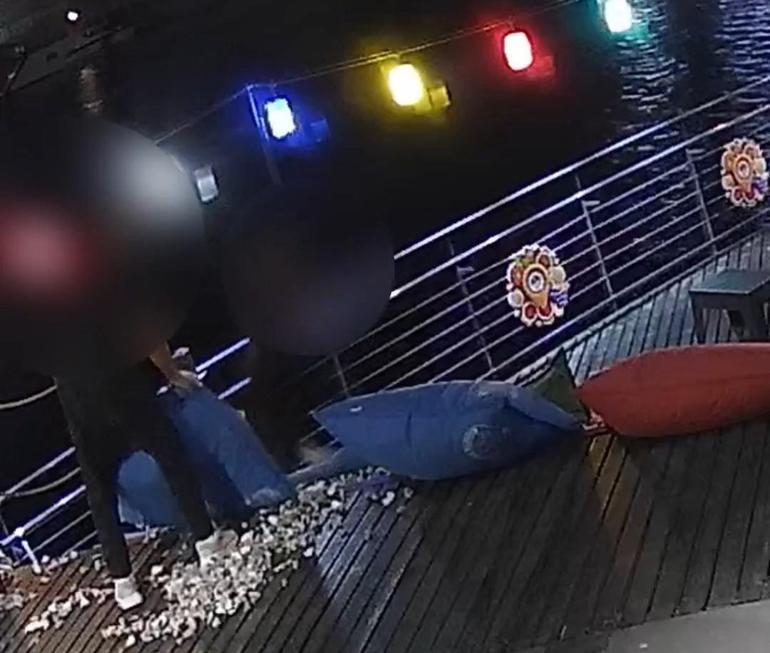 Belediyenin işlettiği kafenin masa ve oturaklarını kırdılar, o anlar kameraya yansıdı