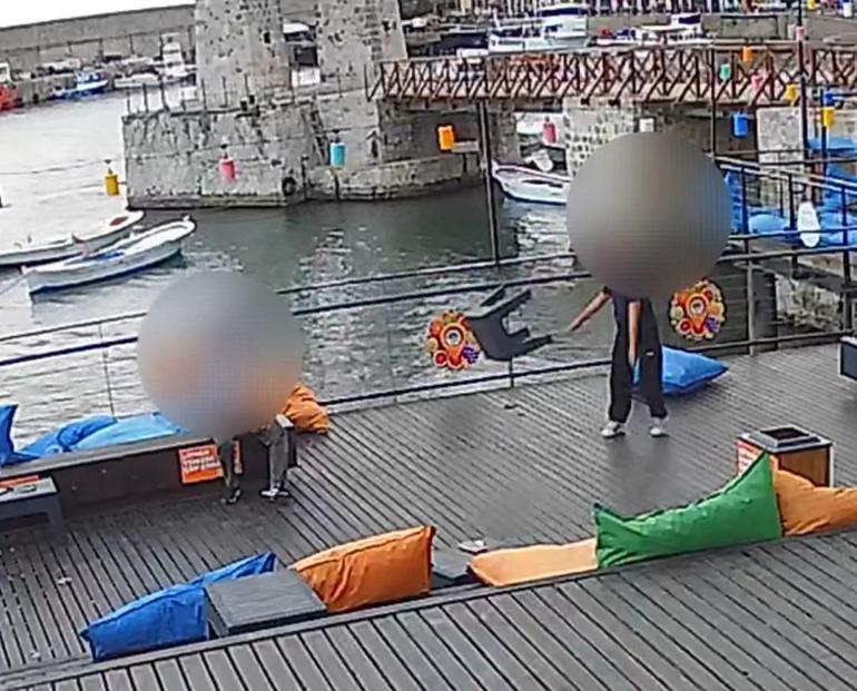 Belediyenin işlettiği kafenin masa ve oturaklarını kırdılar, o anlar kameraya yansıdı