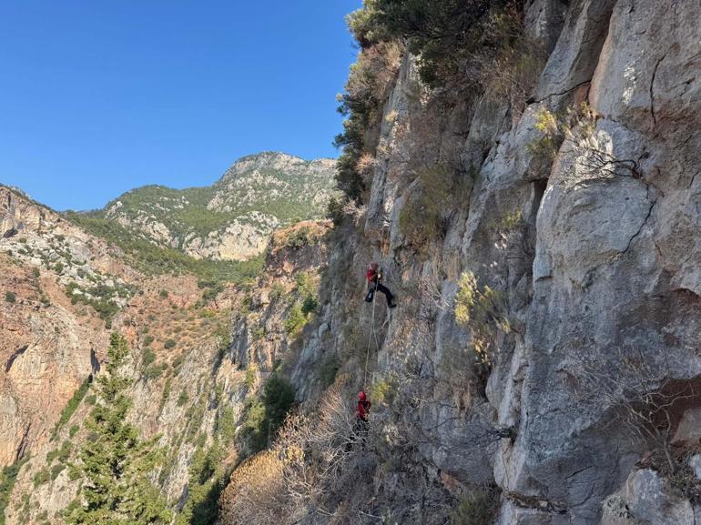Muğlada kayalıklarda mahsur kalan Alman vatandaşını JAK ekibi kurtardı
