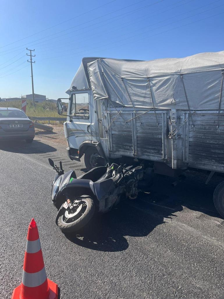 Kırmızı ışıkta bekleyen motosiklete kamyon çarptı: Baba öldü, oğlu yaralı