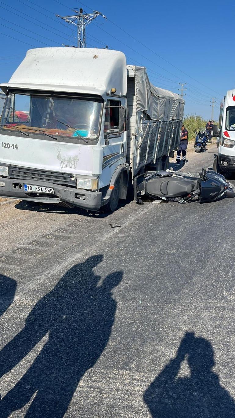 Kırmızı ışıkta bekleyen motosiklete kamyon çarptı: Baba öldü, oğlu yaralı
