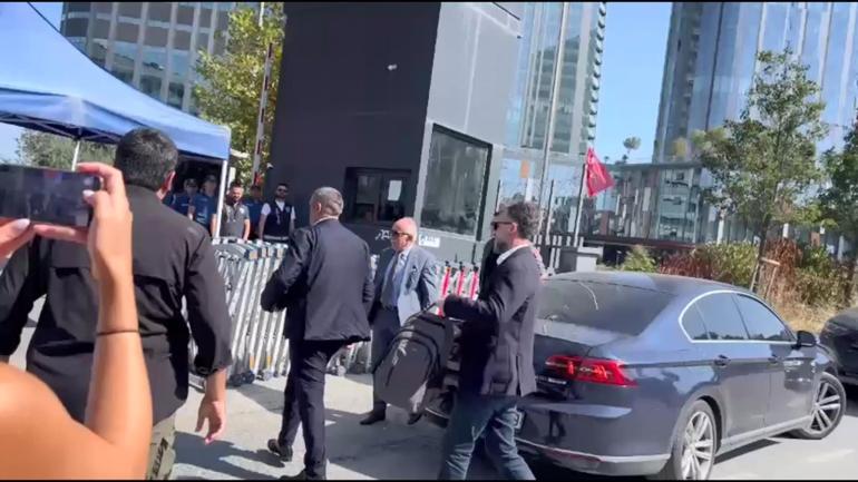 CHPnin Sarıyerdeki binası önünde bekleyiş sürüyor