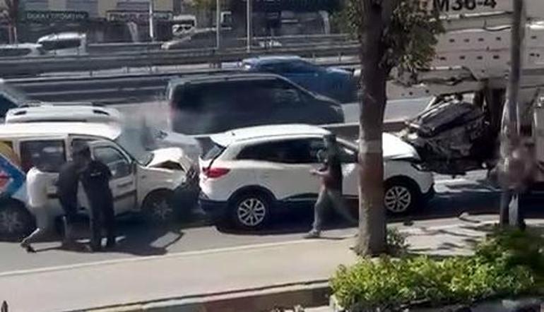 Avcılar’da 3 aracın karıştığı zincirleme kaza kamerada
