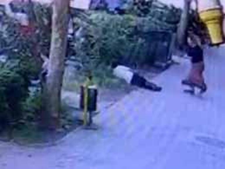 Ailesiyle yürürken husumetlisi bacağından vurdu