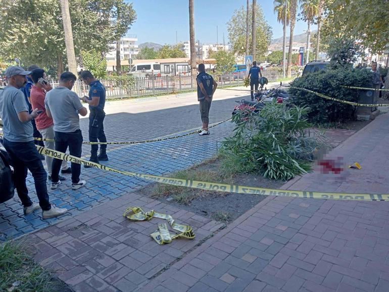 Ailesiyle yürürken husumetlisi bacağından vurdu