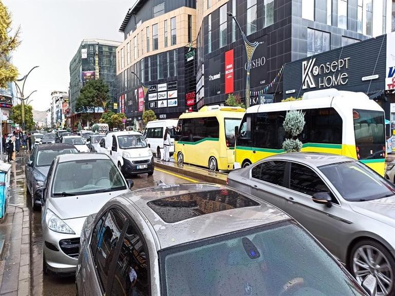 Vanda yağmur etkili oldu