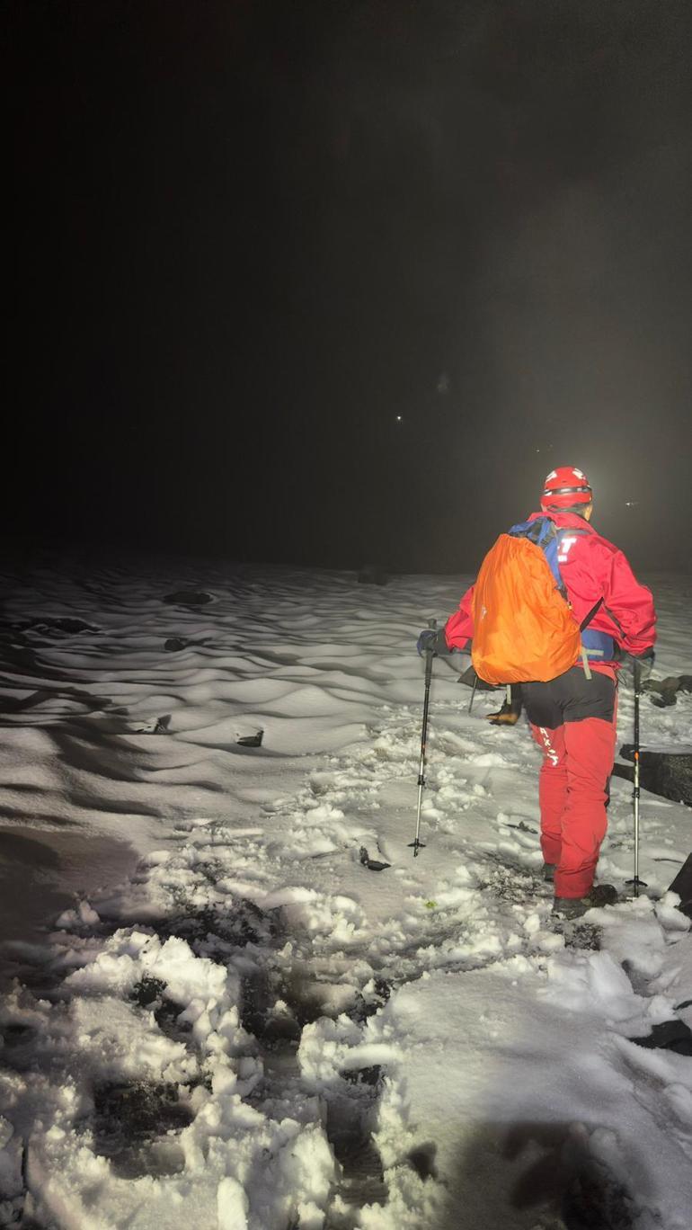 Zirve tırmanışında kaybolan 2 turist için arama çalışması başlatıldı