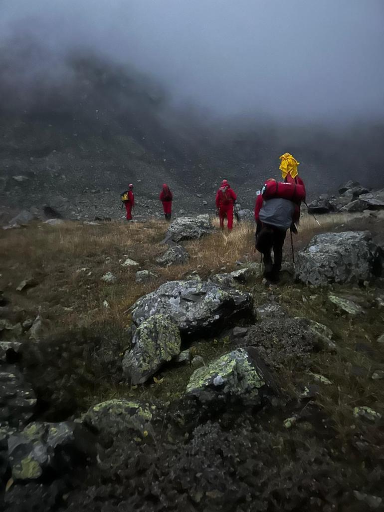 Zirve tırmanışında kaybolan 2 turist için arama çalışması başlatıldı