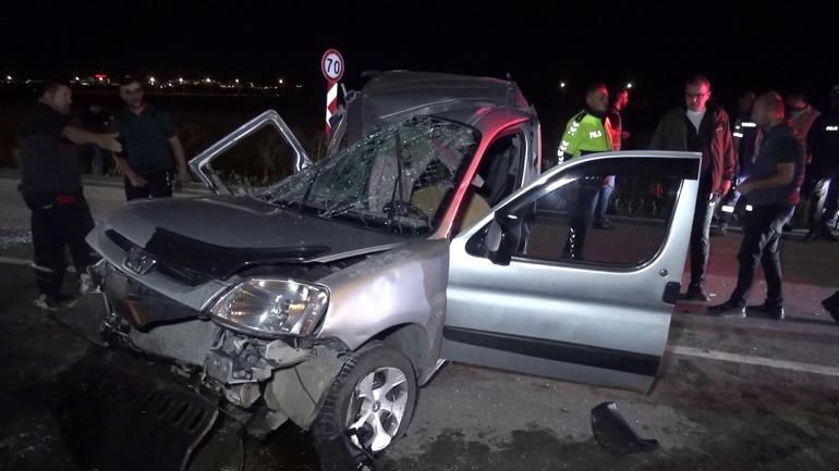 Otomobil, refüjdeki ağaç ve aydınlatma direğine çarpıp devrildi: 1 ölü, 2 yaralı