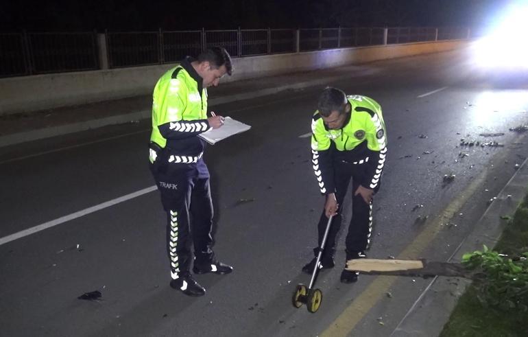 Otomobil, refüjdeki ağaç ve aydınlatma direğine çarpıp devrildi: 1 ölü, 2 yaralı