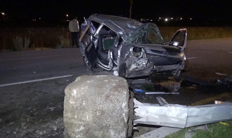 Otomobil, refüjdeki ağaç ve aydınlatma direğine çarpıp devrildi: 1 ölü, 2 yaralı