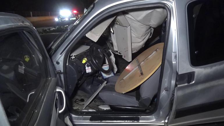 Otomobil, refüjdeki ağaç ve aydınlatma direğine çarpıp devrildi: 1 ölü, 2 yaralı