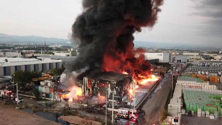 Kocaelide, lojistik deposunda çıkan yangın kontrol altında