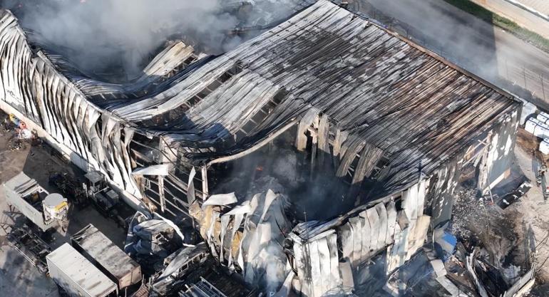 Kocaelide, lojistik deposunda çıkan yangın kontrol altında