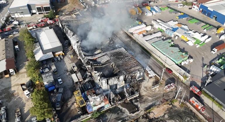 Kocaelide, lojistik deposunda çıkan yangın kontrol altında